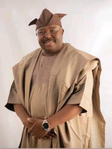 Aides celebrate Senator Alli’s elevation as Ekarun Balogun of Ibadanland